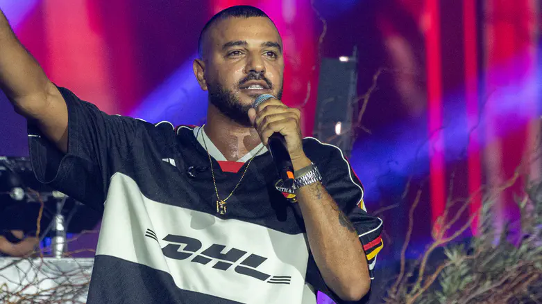 בין אמונה ותקווה: איתי לוי משיק אלבום