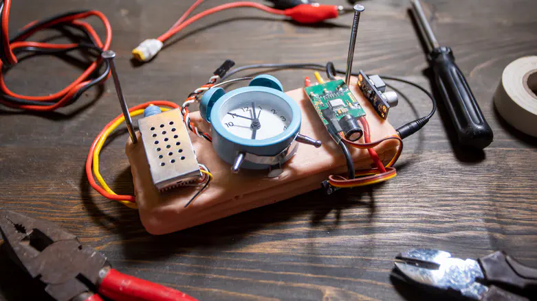 ייצרו חומר נפץ בשירות איראן: פרטים חדשים מהפרשה הביטחונית