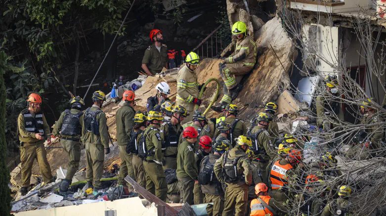 צילום: David Cohen/Flash90 بعد ليلة من أعمال البحث: انتشال عالقين قتيلين في حيفا