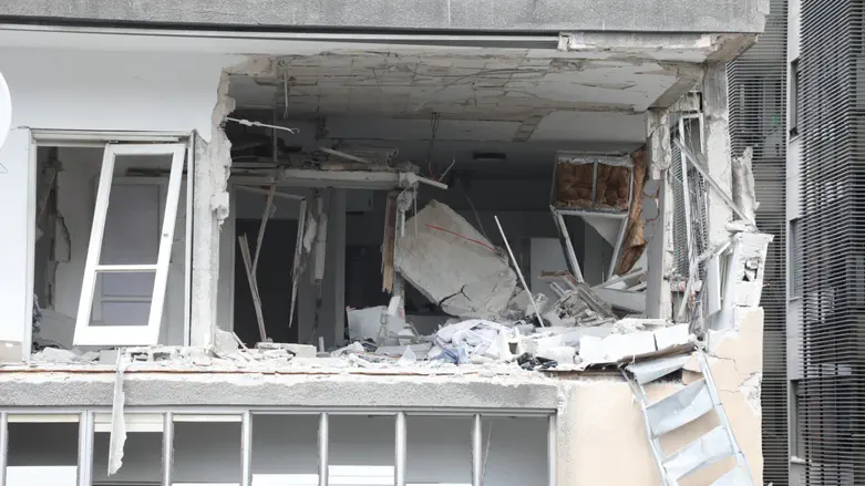 בן 44 נפצע בינוני ברמת גן; עשרות זירות נפילה במרכז