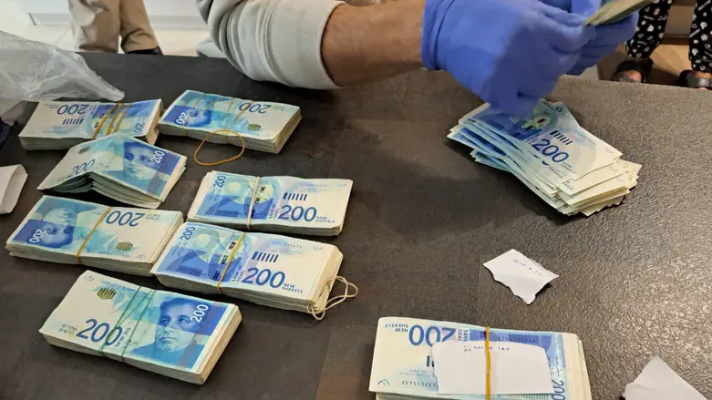 צילום: דוברות רשות המיסים\ סוכן ביטוח ועובד רשות המסים חשודים בשוחד