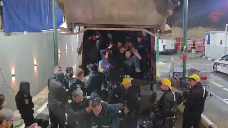 Rare footage: 68 illegal Palestinian Arab workers discovered crammed inside...
