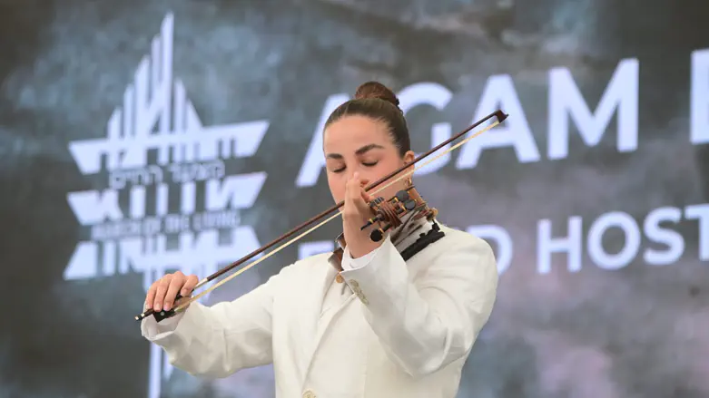 צילום: יוסי זליגר Агам Бергер сыграла на церемонии «Марша жизни» в Польше