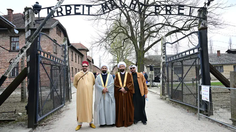 تصريح مفاجئ لإمام إيراني في أوشفيتز