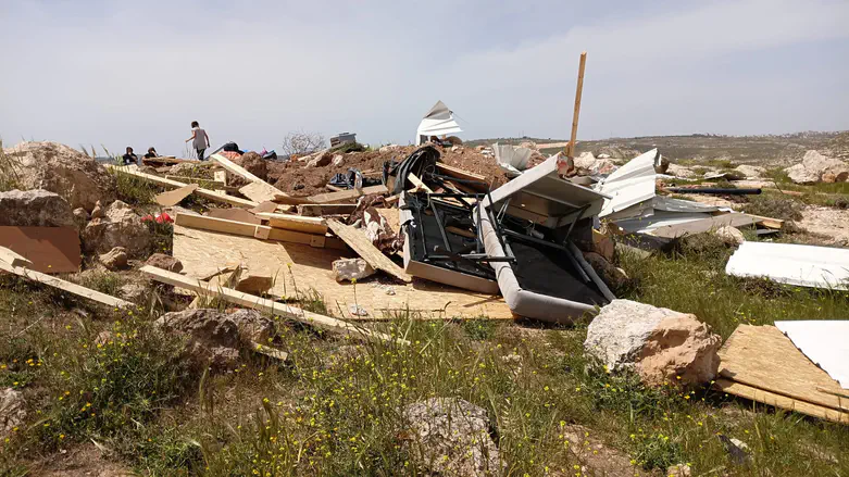 Israeli Forces Demolish Three Jewish Communities Overnight, Report Says