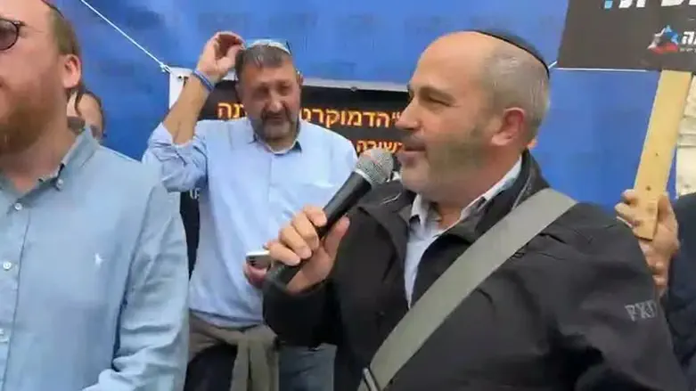 «Мы осаждаем оплот антидемократии»