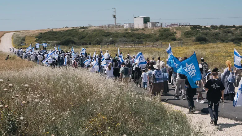 מאות צועדים בצעדת העצמאות לחבל עזה