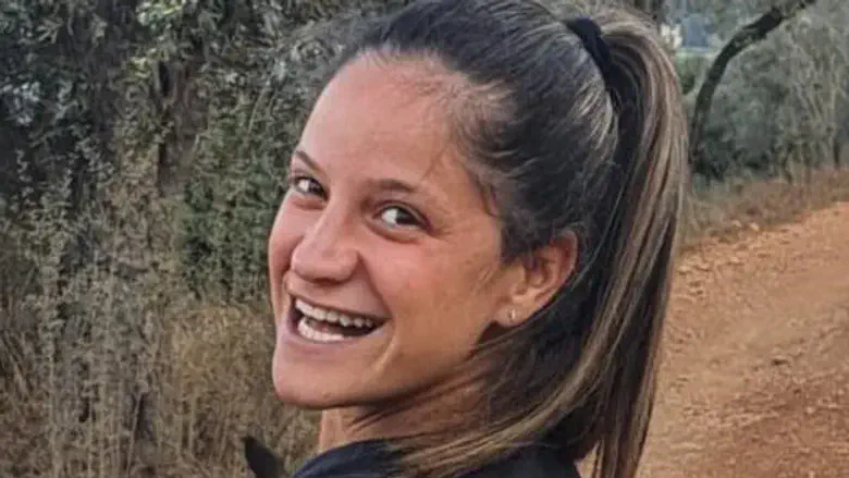 Reut, expecting twins, collapses and dies