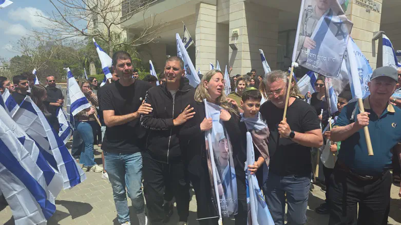 Толпы людей сопровождают семью погибшего солдата