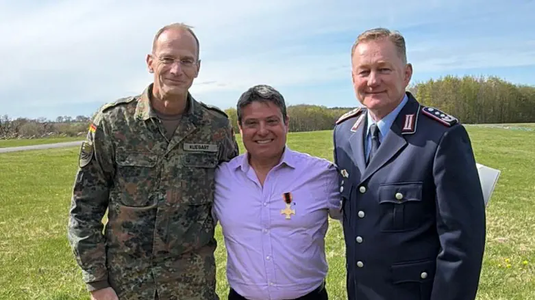 Israeli defense officials receive rare German military award