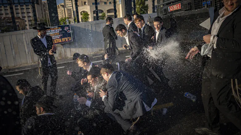 החיילים איחרו לאזכרה בגלל הפגנה - ונענשו