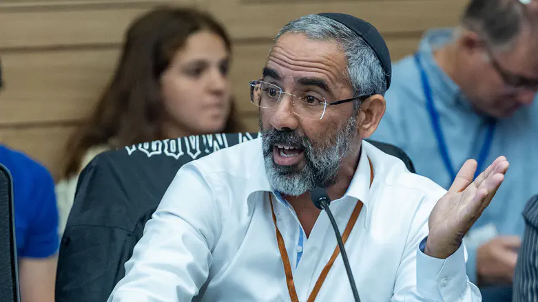 רפי קדושים עורר סערה: "התכוונו רק לדקור"