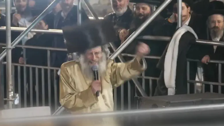 60,000 attend central Lag B'Omer lighting in Jerusalem