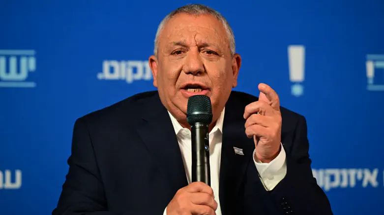 פגישה סודית בין גדי איזנקוט למשה גפני