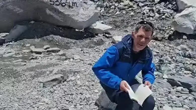 Watch: Talmudic tractate completed on Mt. Everest