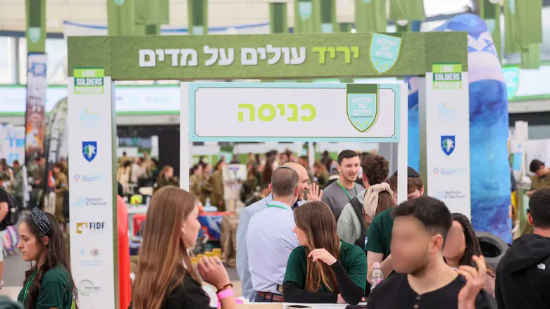 Hundreds of young olim attend expo ahead of IDF service