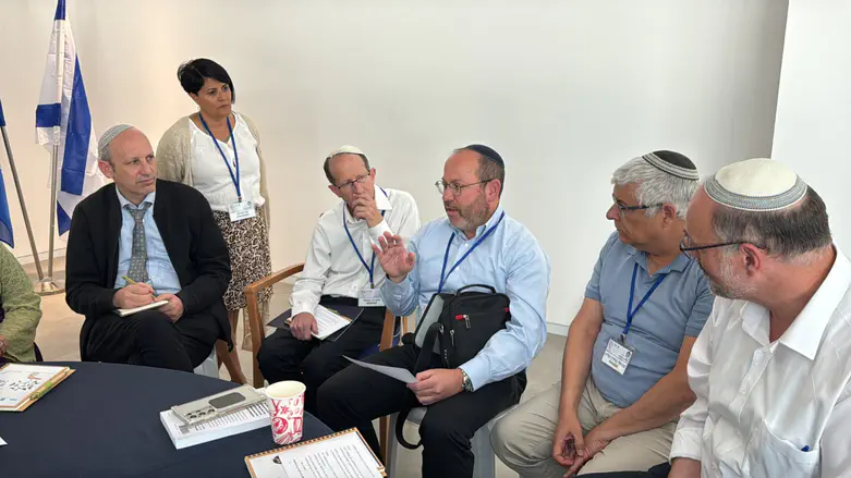 צפו: הצצה לדיונים הסגורים של ועידת החמ”ד
