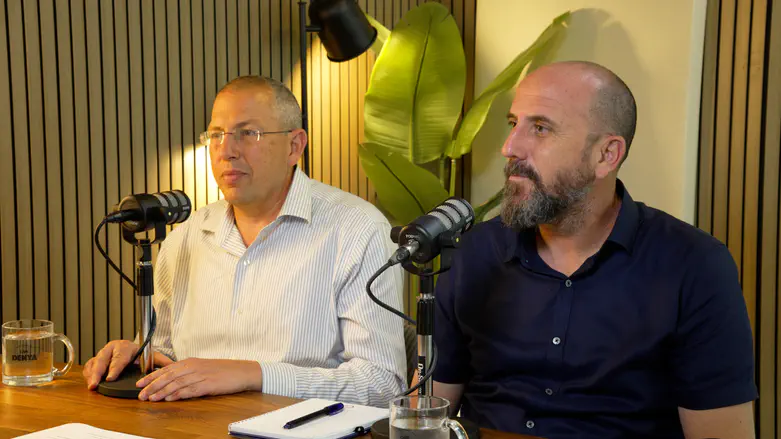צילום: ערוץ 7 מנהל רשות המסים באולפן ערוץ 7