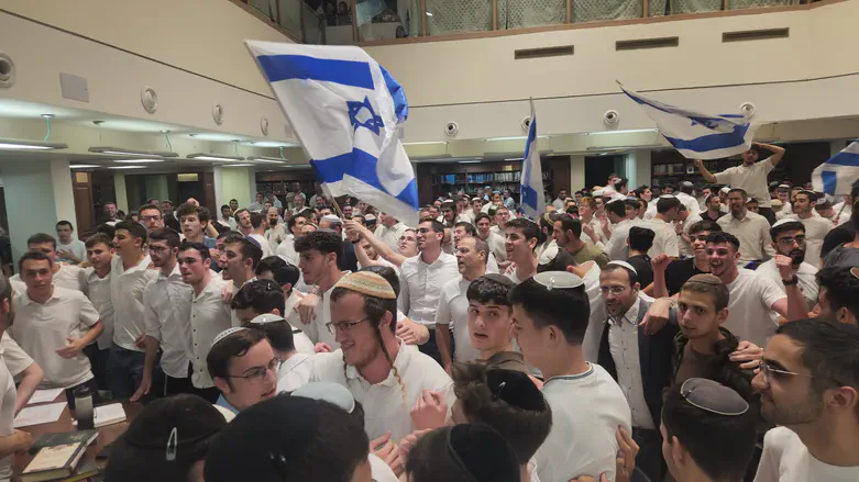 היום בערוץ 7: שידור חי מישיבת הכותל