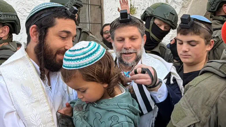 חלאקה לנכדו של הרב ליברמן הי"ד בקבר יוסף