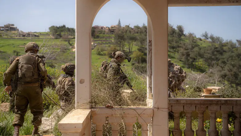 ארבעה לוחמים נפצעו בלבנון מפיצוץ מטען, בהם אחד קשה