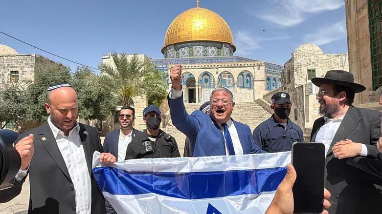 צילום: דוברות شاهد: بن غفير يرفع علم إسرائيل في جبل الهيكل