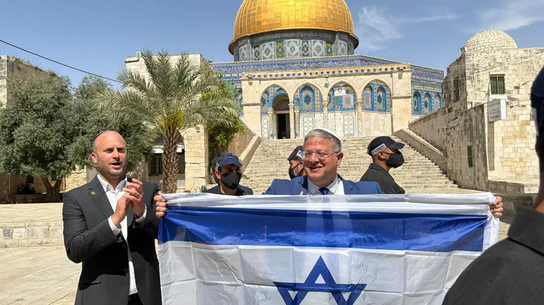 צילום: דוברות השר בן גביר הניף דגל ישראל בהר הבית