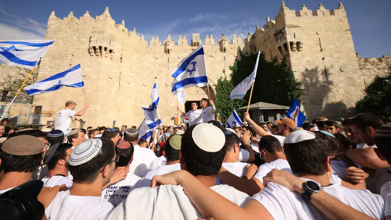 רבבות בצעדת ריקוד הדגלים