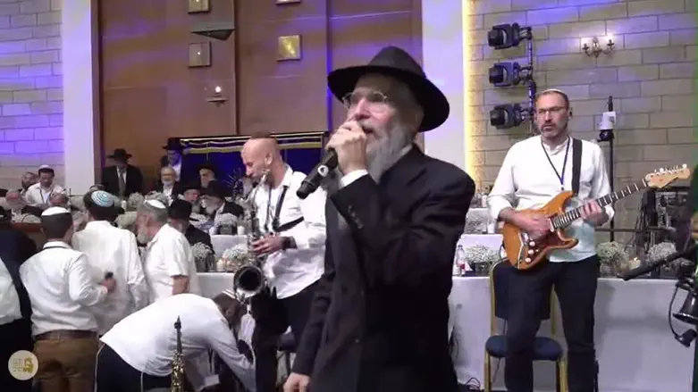 בשירת „ולעורר לבי”: אברהם פריד הקפיץ את ישיבת „מרכז הרב”