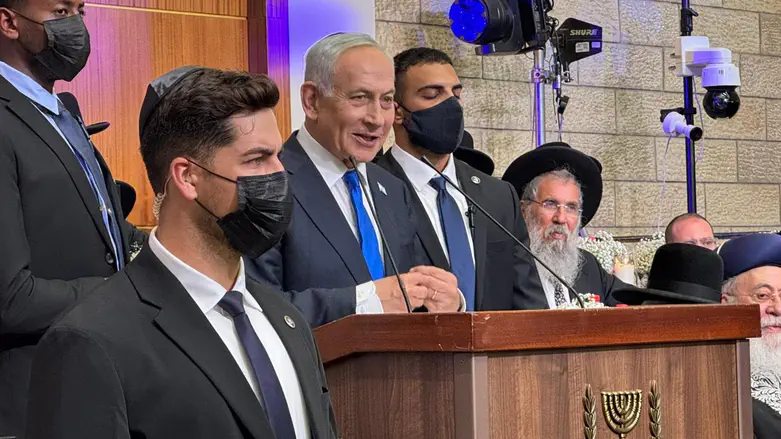 Netanyahu hints at next move, drawing applause