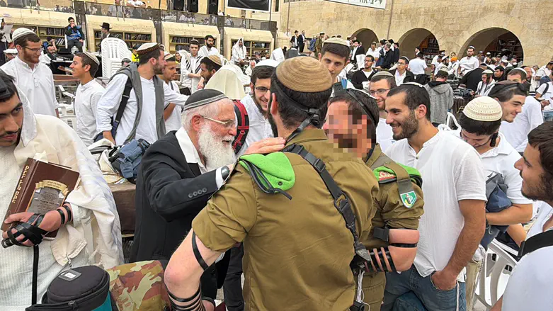 לוחמי הנח"ל הפתיעו את חבריהם לישיבה