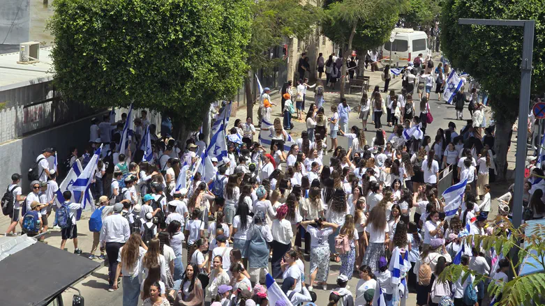 צילום: לודאים דגל ישראל הונף מחדש בלב רמת אשכול בלוד