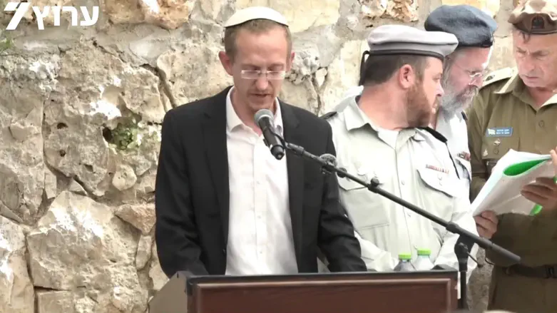 תיעוד ממסע ההלוויה: הרב ספד בבכי והקריא את הכתובה שהכין יחד עם מעוז הי”ד...