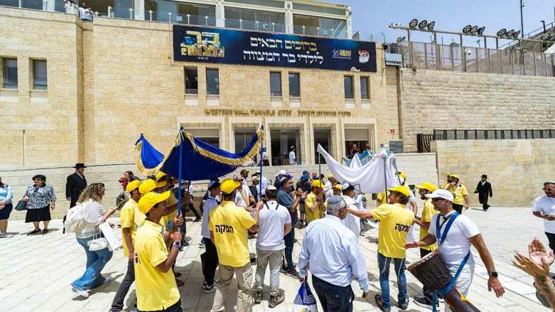 Colel Chabad celebrates Bar Mitzvahs for 125 orphans