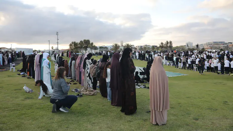 Gender-segregated Muslim prayer in Tel Aviv