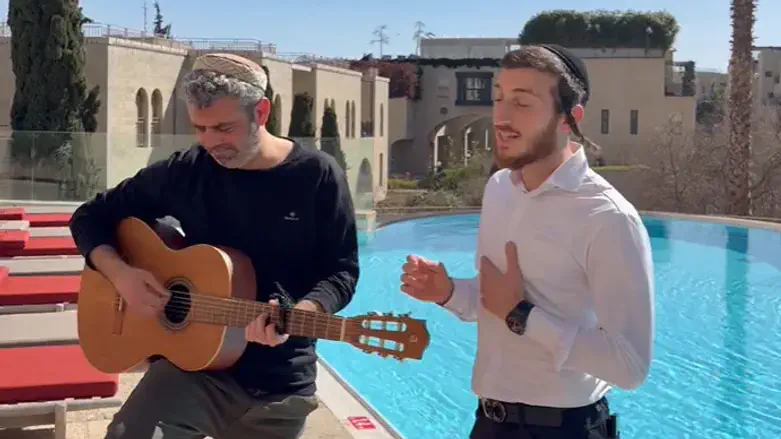 שלום למר שר, אבנר שאקי ליווה בגיטרה