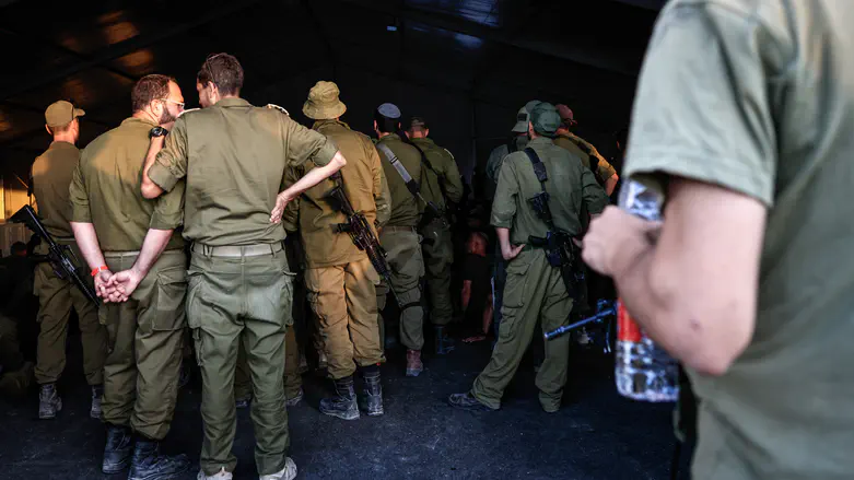 סיור לגיטימי? תרומת „על האש” והטיול עם ריינג’רים בבסיס