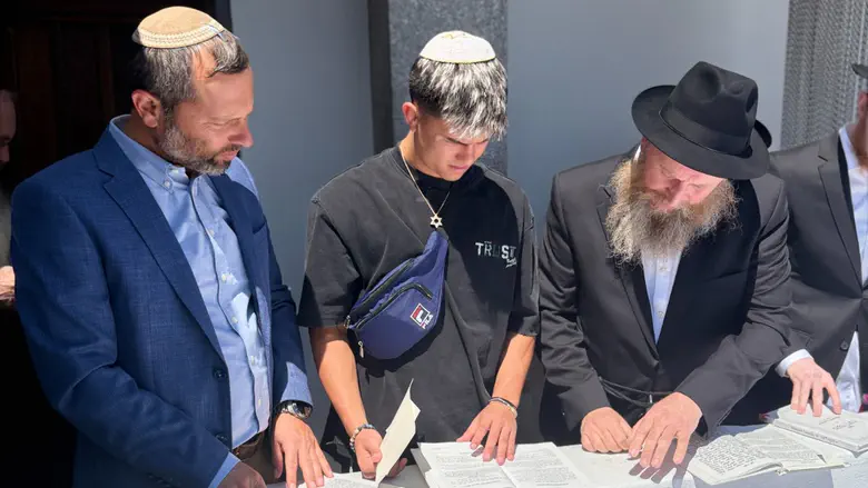 אהבת השם וישראל גנץ התפללו בקבר הרבי