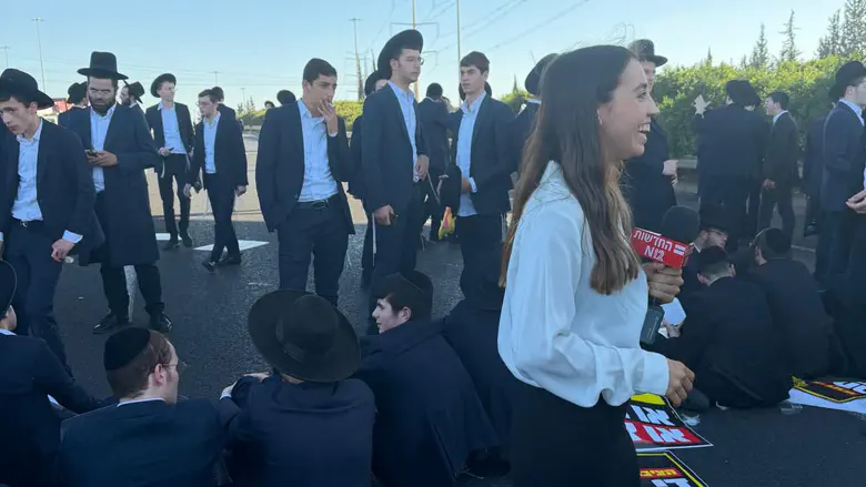 חדשות 12: כתבת בלבוש צנוע מסקרת הפגנה בירושלים - חדשות news from ערוץ 7