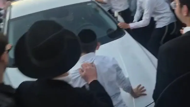 המון חרדי תקף קצינה בכירה שבנה נפל בעזה