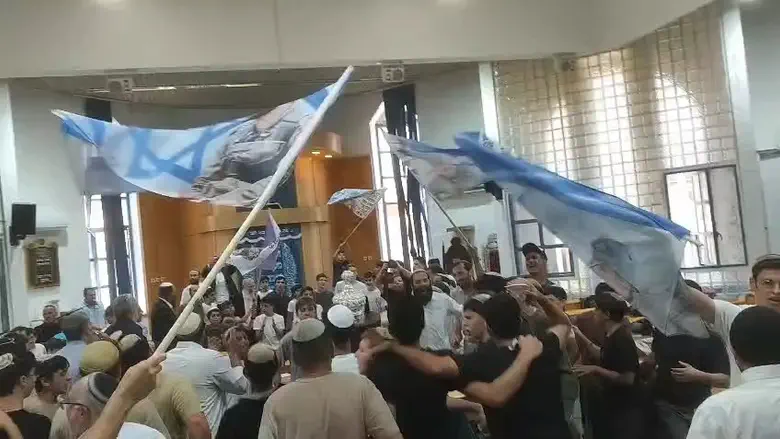 צילום: ללא ספר תורה הוכנס לזכר הלוחם שנפל