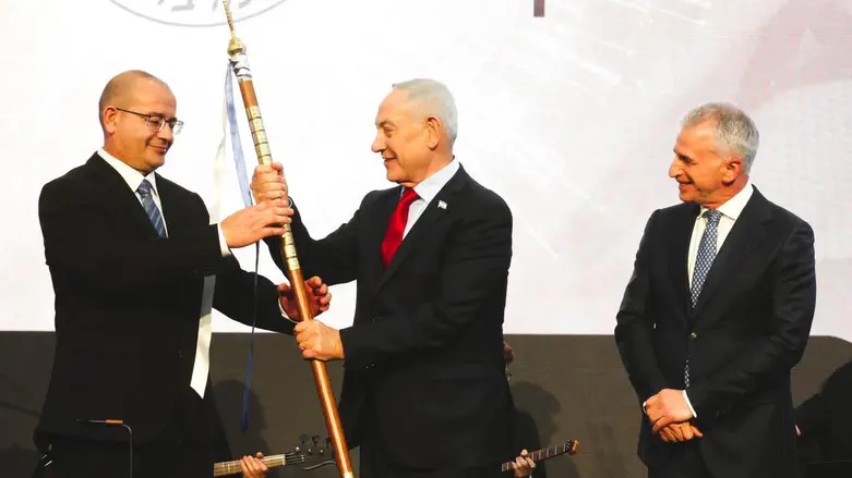 רומן גופמן נכנס לתפקיד ראש המוסד: „נכנס בענווה אל המקום הקדוש הזה”