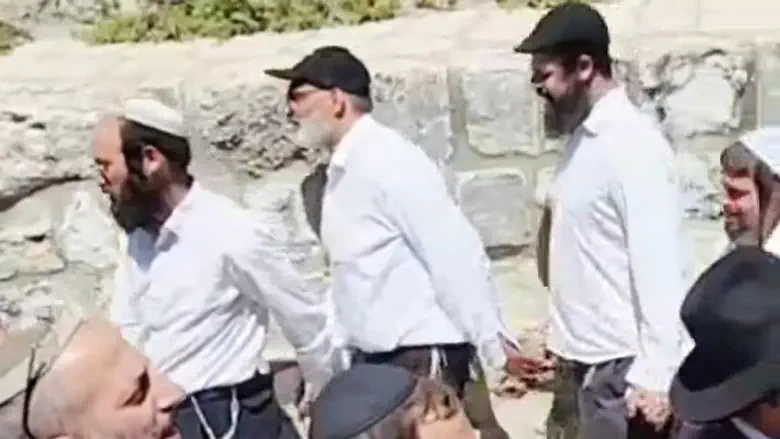 שנה ל”עם כלביא”: הלל וריקודים בהר הבית