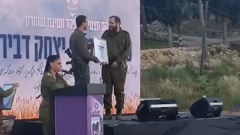 תעודת הצטיינות הוענקה לרב יצחק דביר על שירות מילואים ממושך ומסור