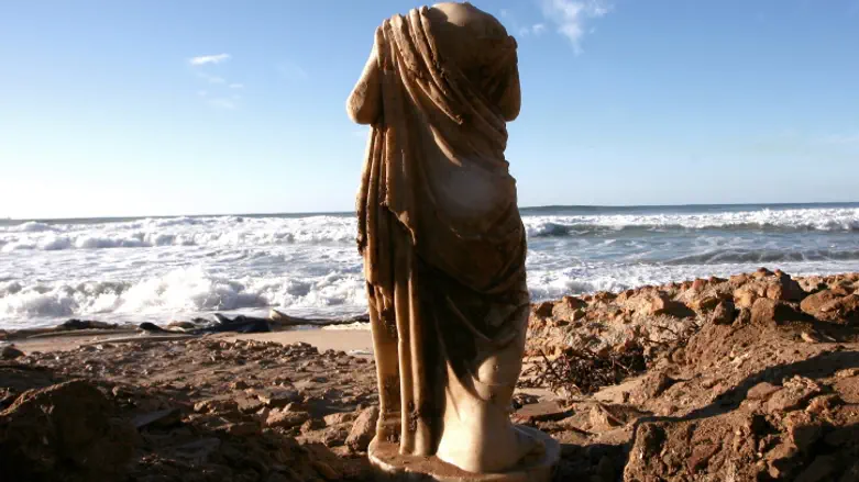 European news broadcasts censor statues to appease Islam