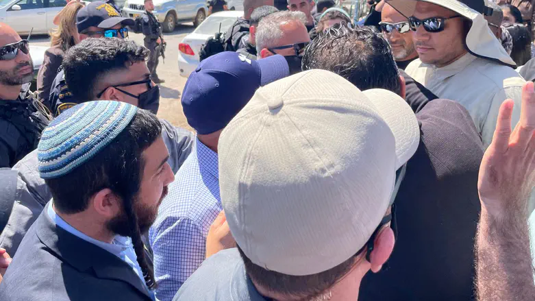 Council Head's threats precede violent clash with MKs