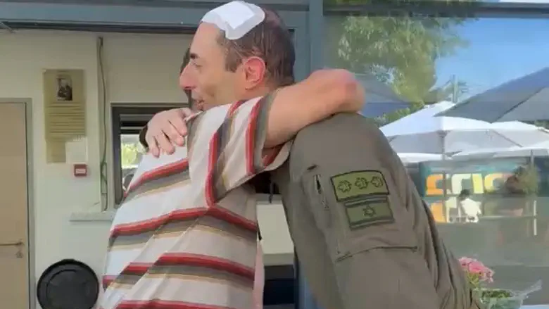 המפגש הראשון מאז הפציעה: החיבוק בין המח”ט והסמג”ד שנפצעו בקרב