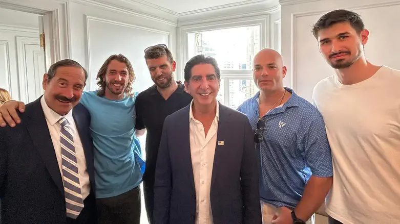 Dr. Joseph Frager and Harley Lippman meet with wounded soldiers