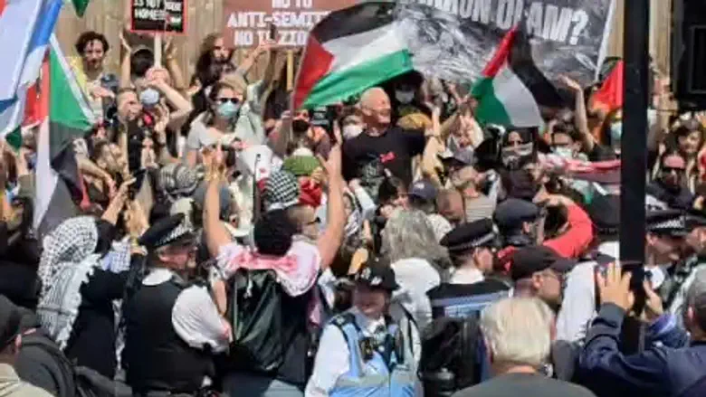 Arutz Sheva Clashes between Israel supporters and pro-Palestinians in London