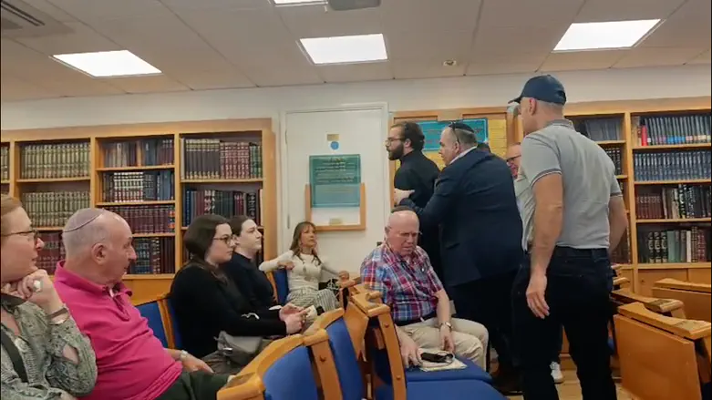צילום: ערוץ 7 Provocation at the Arutz Sheva Conference in London